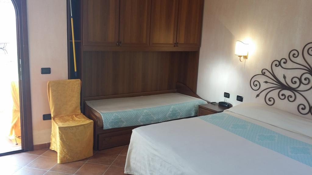 Hotel Ristorante La Tana Di Li Mazzoni Trinità dʼAgultu Eksteriør bilde