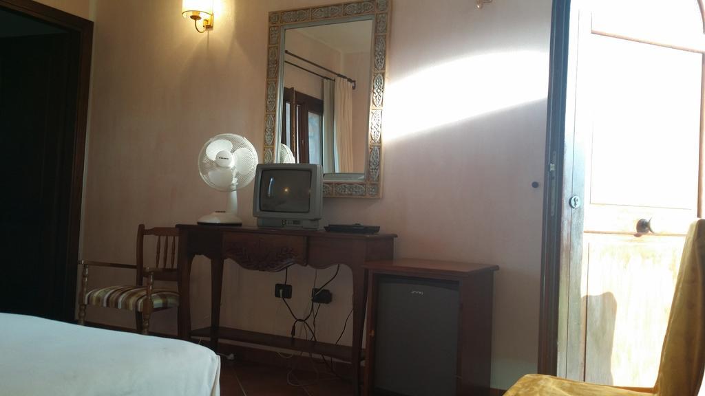 Hotel Ristorante La Tana Di Li Mazzoni Trinità dʼAgultu Eksteriør bilde