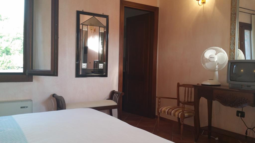 Hotel Ristorante La Tana Di Li Mazzoni Trinità dʼAgultu Eksteriør bilde